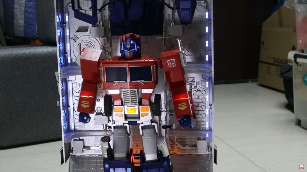 Robosen Transformers Optimus Prime With Auto Transform Trailer In Hand Image  (20 of 23)